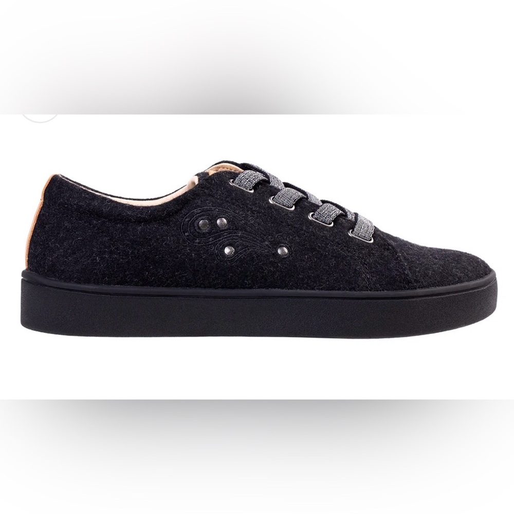 NIB! Waco Malibu Sparkle Vintage Black Sneaker Shoes 6 Wide Wool Sneakers.